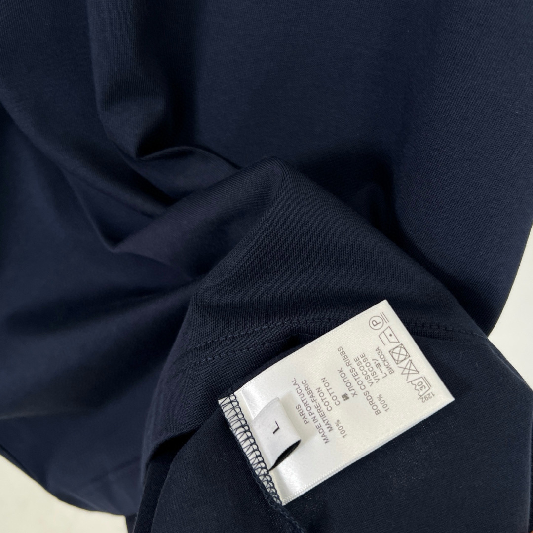 
GUCCI这次的夏季T恤真的绝！胸前印胶logo超显眼，质感满满👍。纯棉材质亲肤透气，夏天穿超舒服🌞。