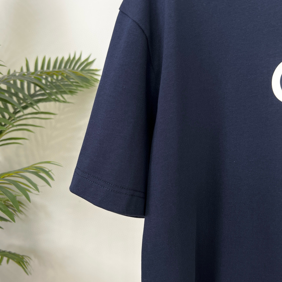 
GUCCI这次的夏季T恤真的绝！胸前印胶logo超显眼，质感满满👍。纯棉材质亲肤透气，夏天穿超舒服🌞。