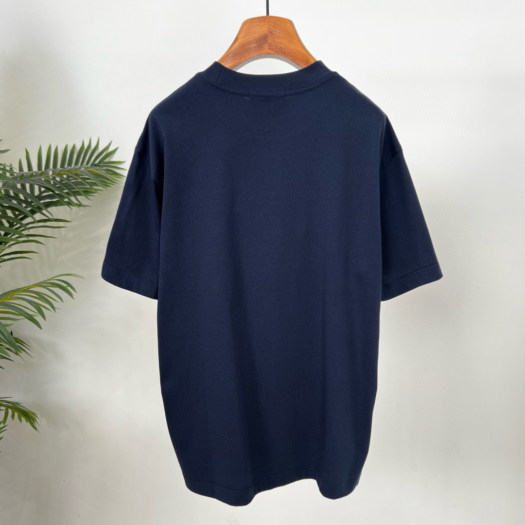 
GUCCI这次的夏季T恤真的绝！胸前印胶logo超显眼，质感满满👍。纯棉材质亲肤透气，夏天穿超舒服🌞。