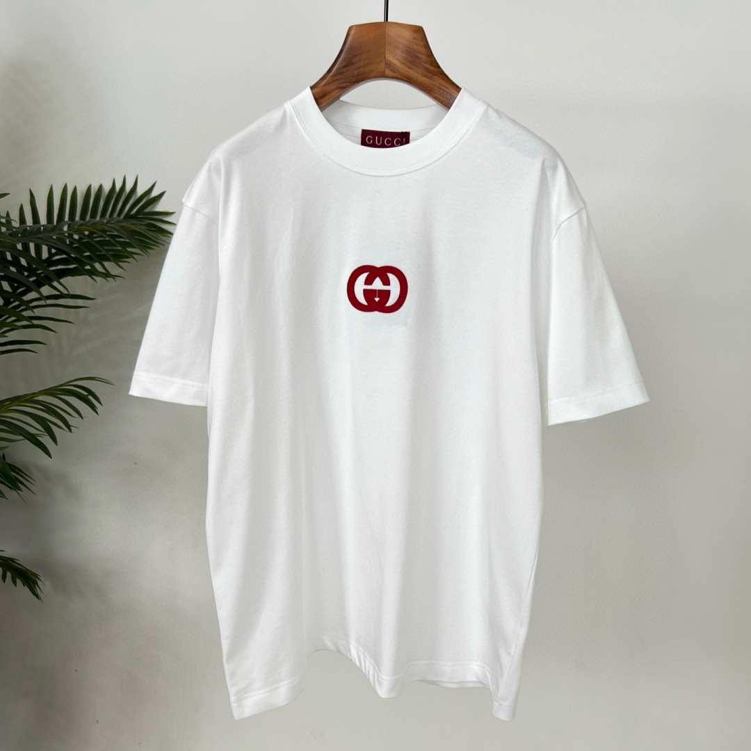 
GUCCI这次的夏季T恤真的绝！胸前印胶logo超显眼，质感满满👍。纯棉材质亲肤透气，夏天穿超舒服🌞。