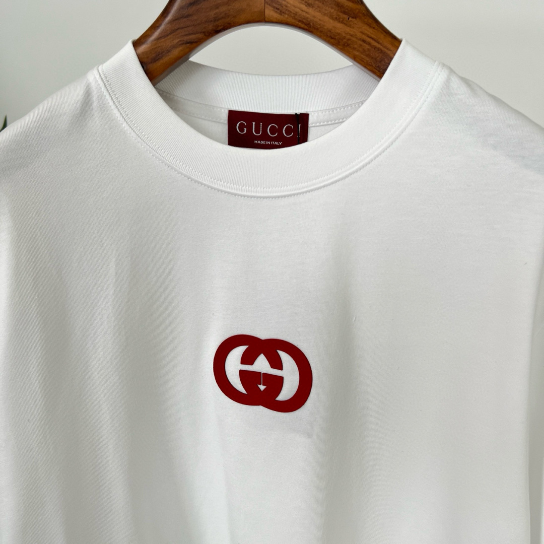 
GUCCI这次的夏季T恤真的绝！胸前印胶logo超显眼，质感满满👍。纯棉材质亲肤透气，夏天穿超舒服🌞。