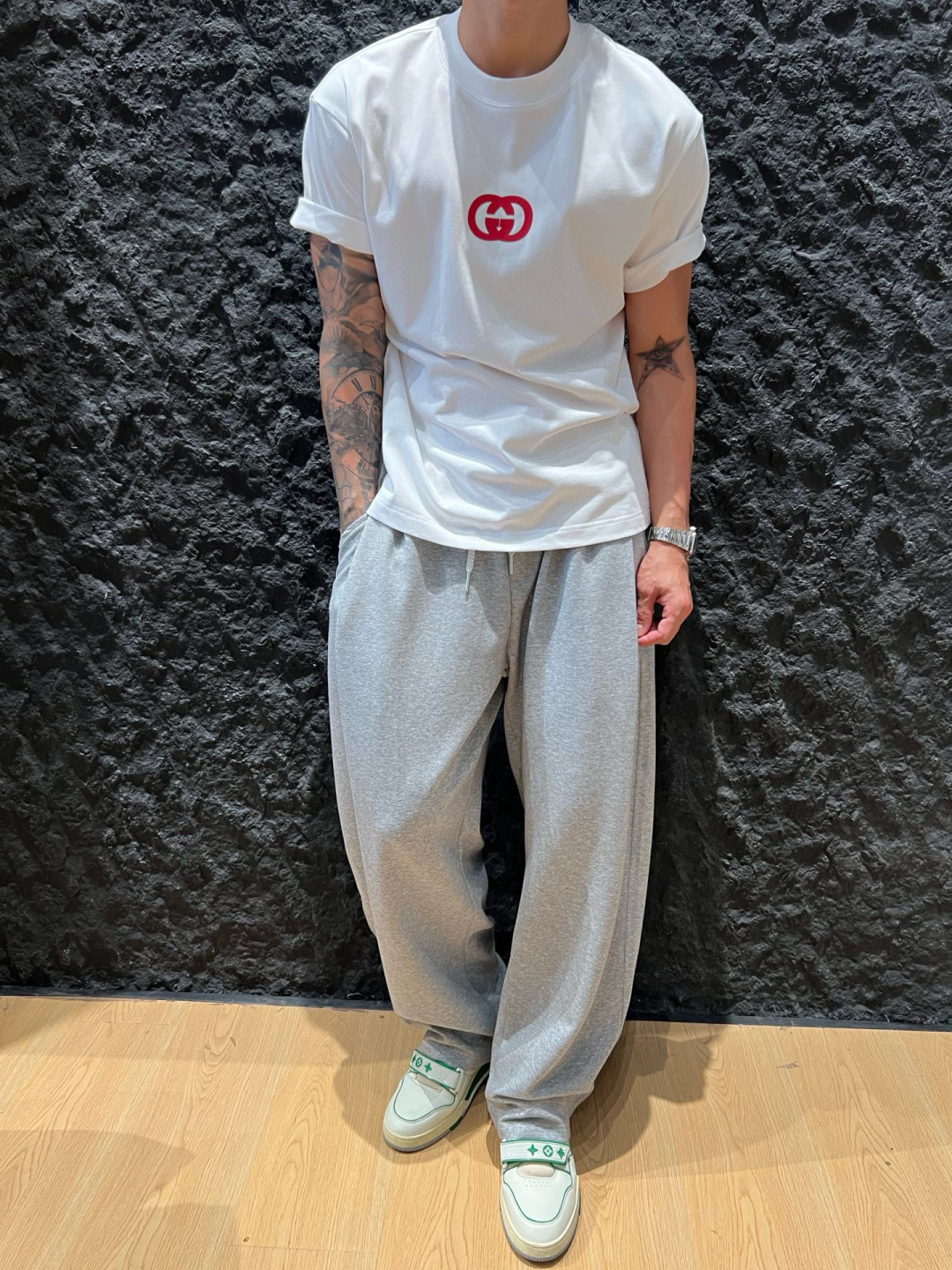 
GUCCI这次的夏季T恤真的绝！胸前印胶logo超显眼，质感满满👍。纯棉材质亲肤透气，夏天穿超舒服🌞。