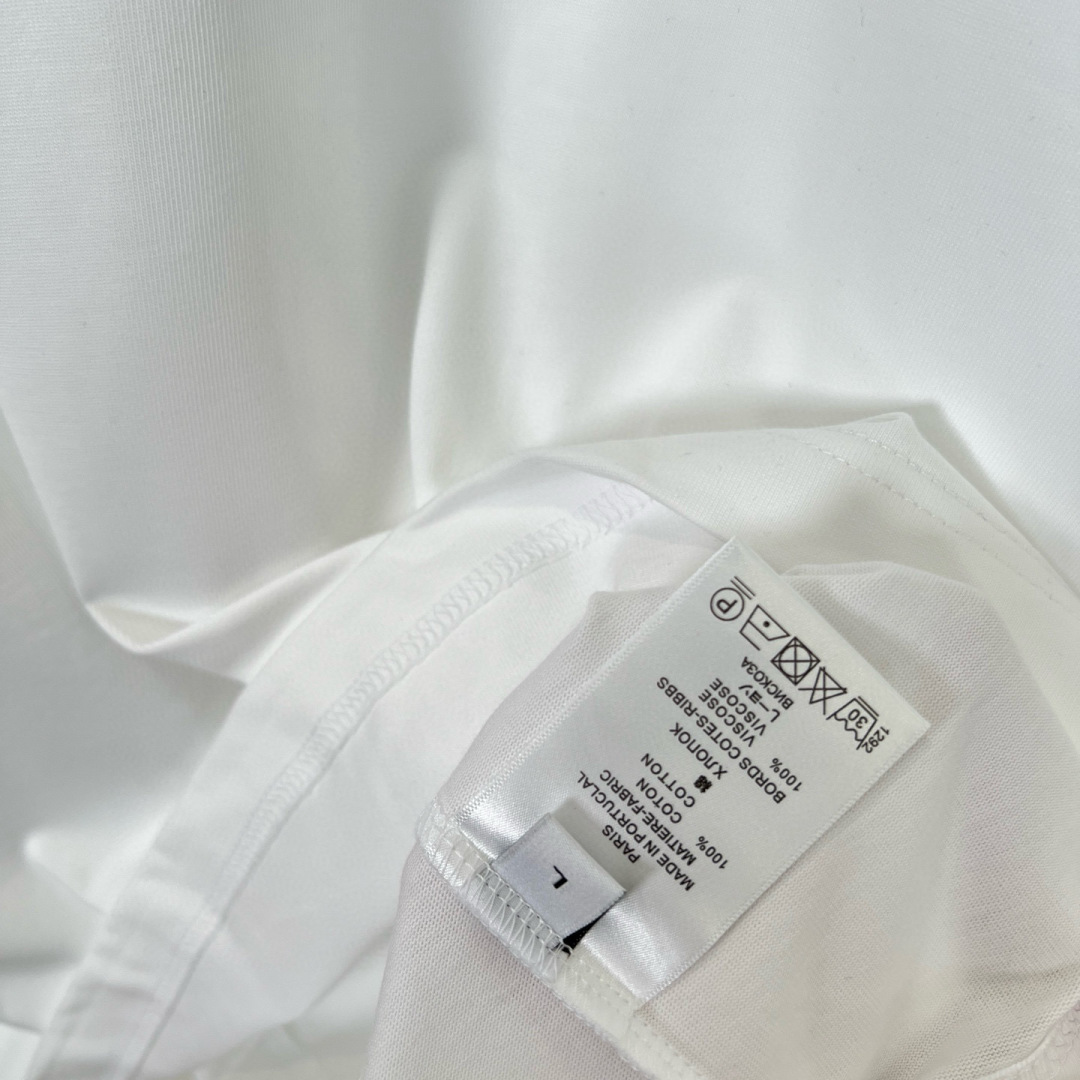 
GUCCI这次的夏季T恤真的绝！胸前印胶logo超显眼，质感满满👍。纯棉材质亲肤透气，夏天穿超舒服🌞。