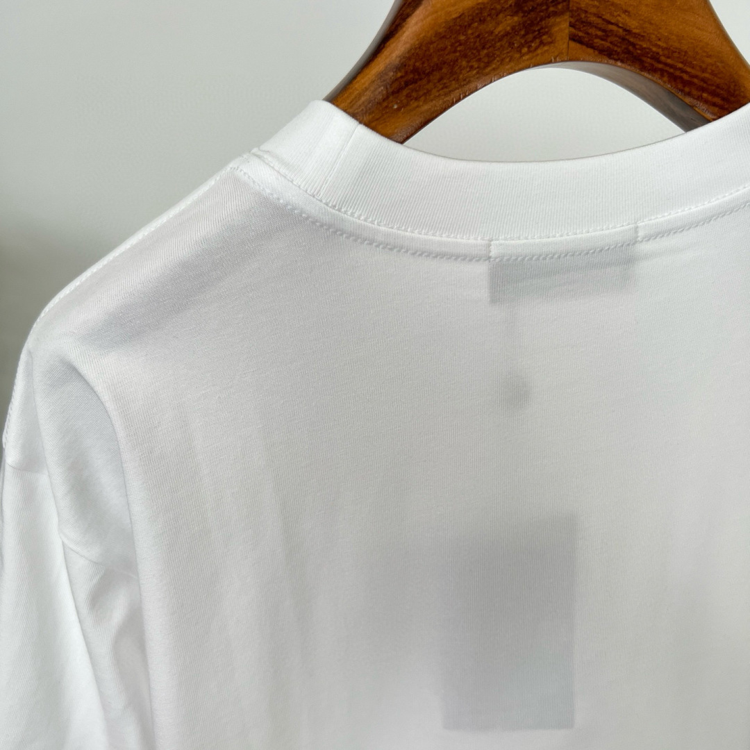 
GUCCI这次的夏季T恤真的绝！胸前印胶logo超显眼，质感满满👍。纯棉材质亲肤透气，夏天穿超舒服🌞。