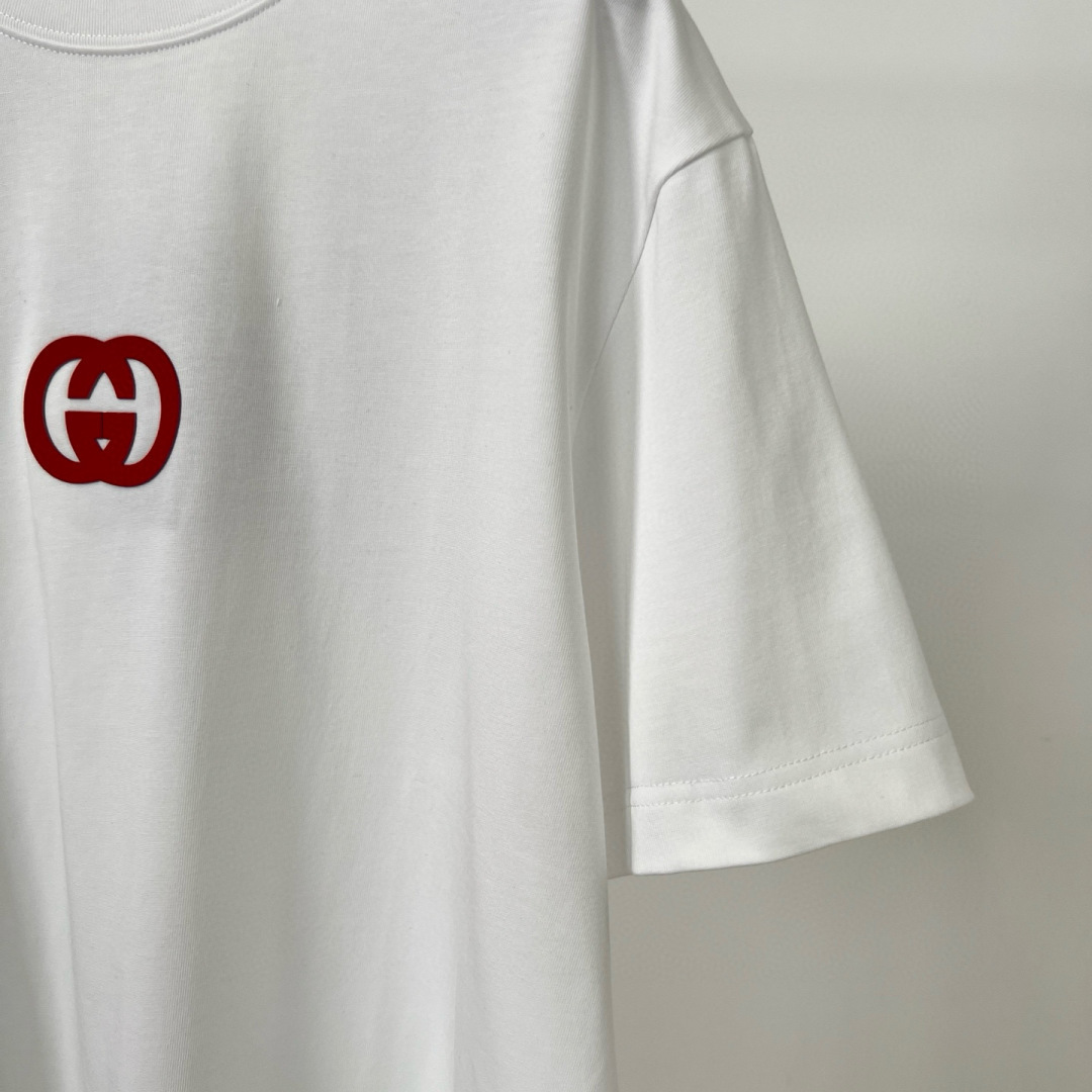 
GUCCI这次的夏季T恤真的绝！胸前印胶logo超显眼，质感满满👍。纯棉材质亲肤透气，夏天穿超舒服🌞。