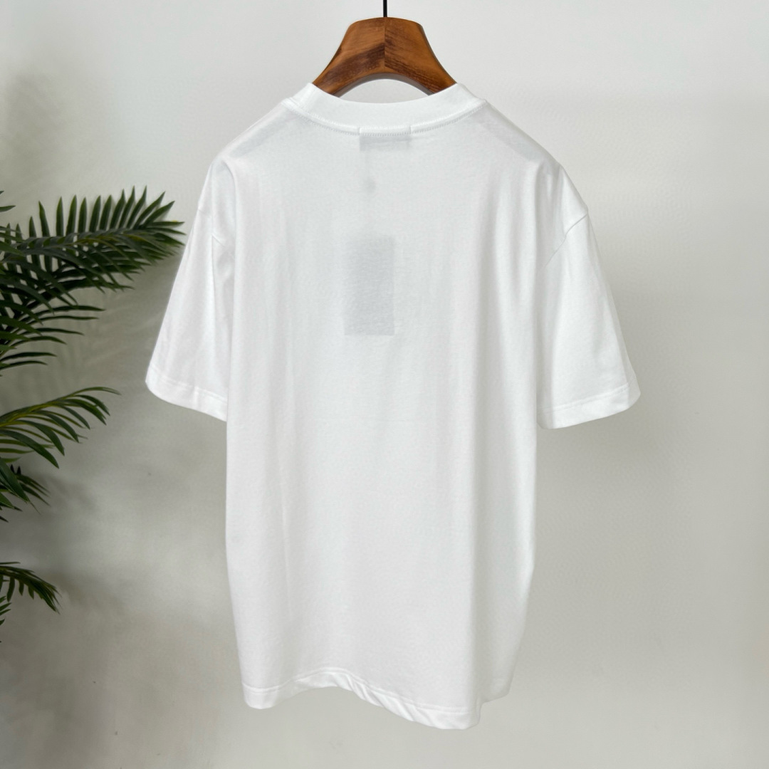 
GUCCI这次的夏季T恤真的绝！胸前印胶logo超显眼，质感满满👍。纯棉材质亲肤透气，夏天穿超舒服🌞。