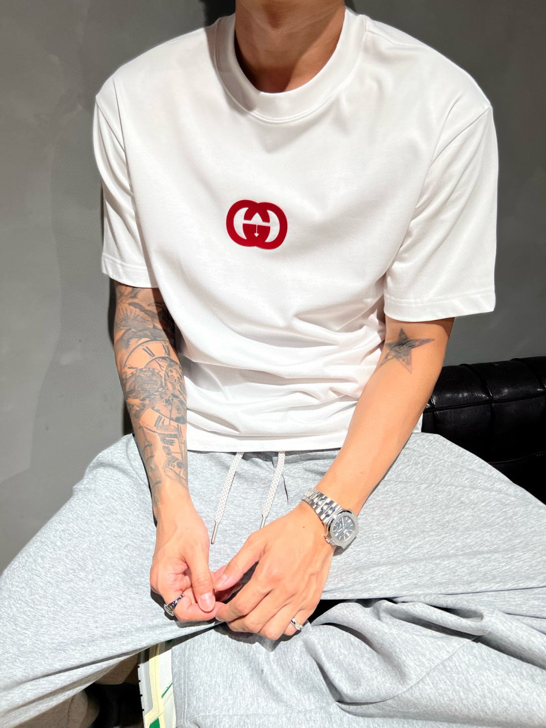 
GUCCI这次的夏季T恤真的绝！胸前印胶logo超显眼，质感满满👍。纯棉材质亲肤透气，夏天穿超舒服🌞。