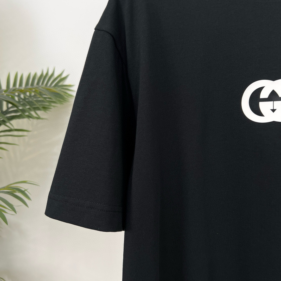 
GUCCI这次的夏季T恤真的绝！胸前印胶logo超显眼，质感满满👍。纯棉材质亲肤透气，夏天穿超舒服🌞。