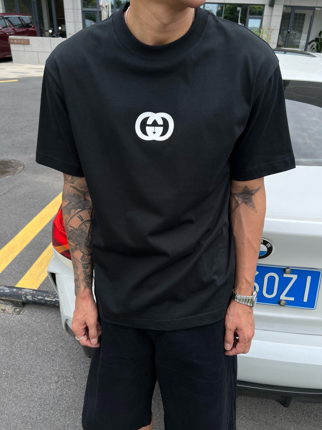 
GUCCI这次的夏季T恤真的绝！胸前印胶logo超显眼，质感满满👍。纯棉材质亲肤透气，夏天穿超舒服🌞。