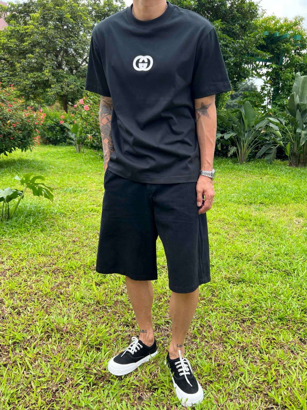 
GUCCI这次的夏季T恤真的绝！胸前印胶logo超显眼，质感满满👍。纯棉材质亲肤透气，夏天穿超舒服🌞。