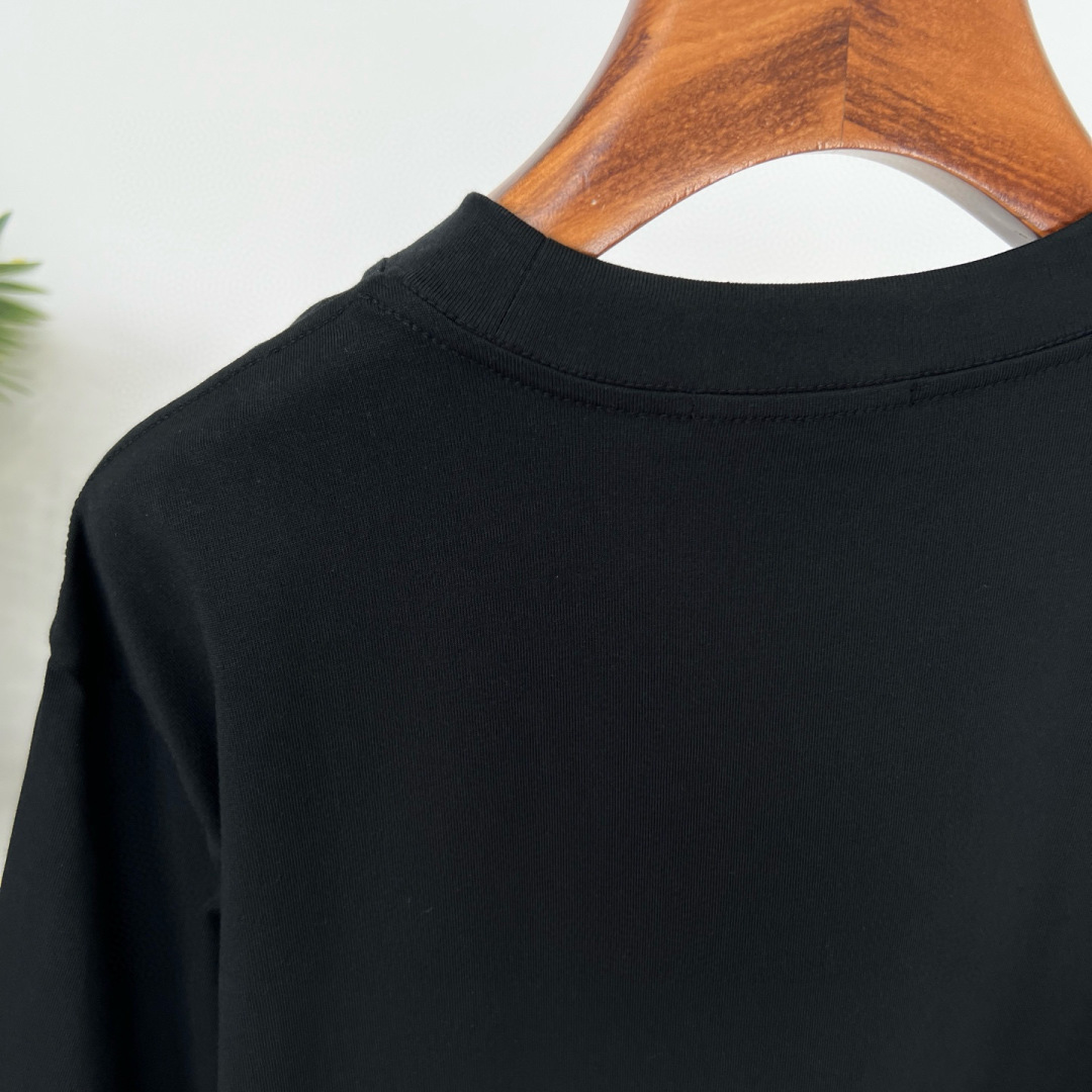 
GUCCI这次的夏季T恤真的绝！胸前印胶logo超显眼，质感满满👍。纯棉材质亲肤透气，夏天穿超舒服🌞。