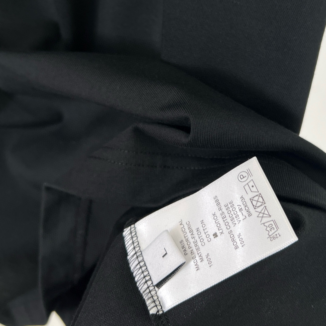 
GUCCI这次的夏季T恤真的绝！胸前印胶logo超显眼，质感满满👍。纯棉材质亲肤透气，夏天穿超舒服🌞。