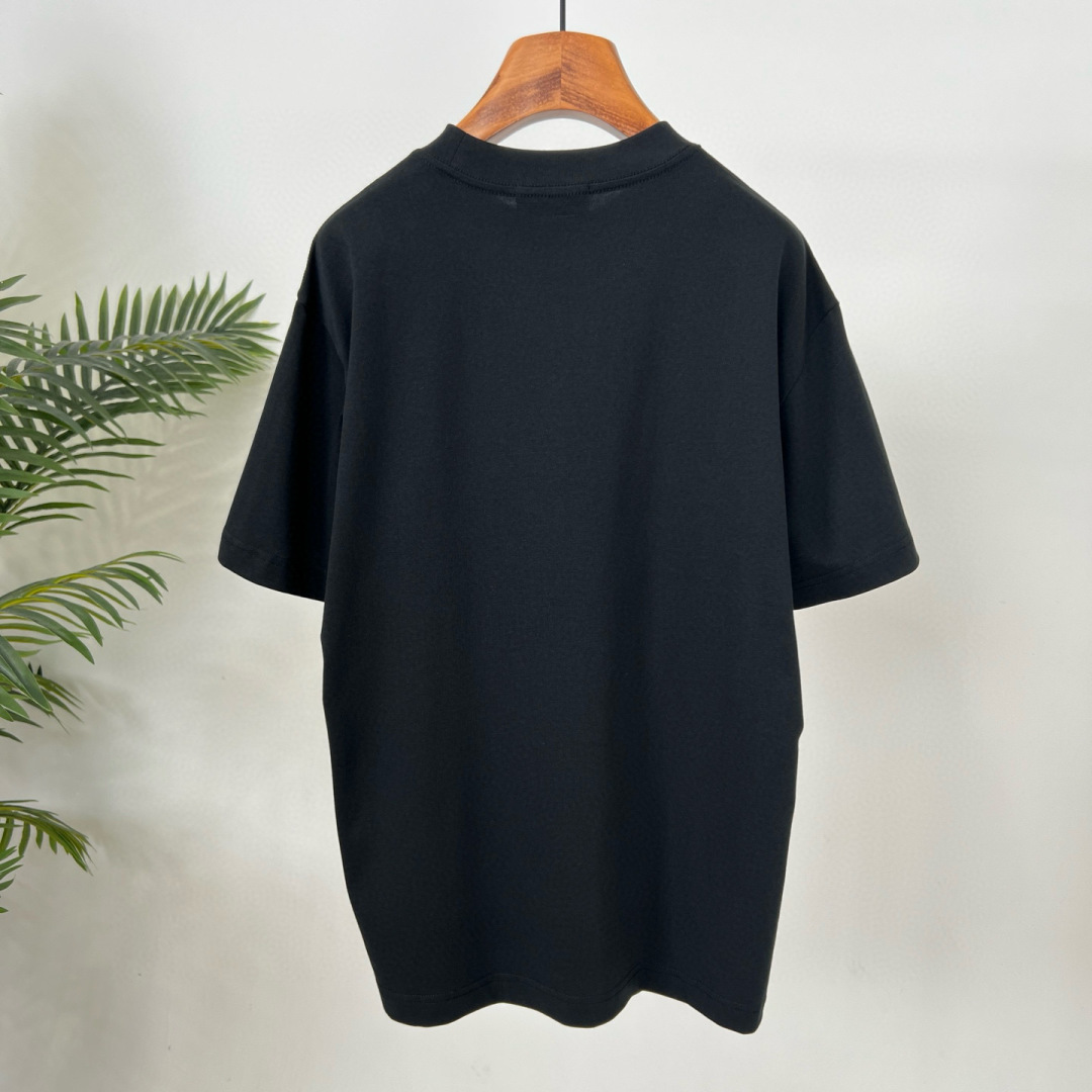 
GUCCI这次的夏季T恤真的绝！胸前印胶logo超显眼，质感满满👍。纯棉材质亲肤透气，夏天穿超舒服🌞。