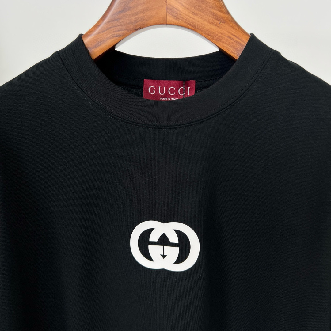 
GUCCI这次的夏季T恤真的绝！胸前印胶logo超显眼，质感满满👍。纯棉材质亲肤透气，夏天穿超舒服🌞。