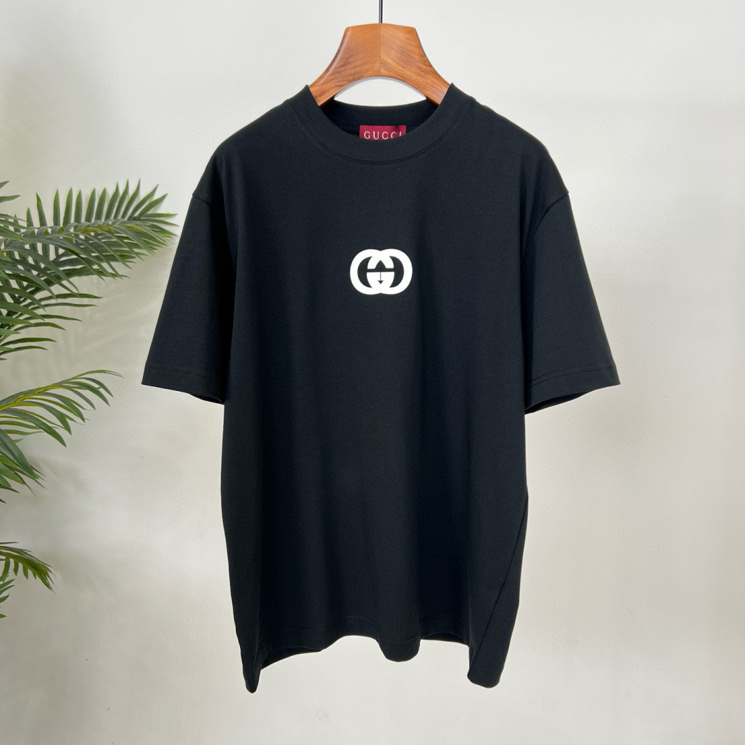 
GUCCI这次的夏季T恤真的绝！胸前印胶logo超显眼，质感满满👍。纯棉材质亲肤透气，夏天穿超舒服🌞。