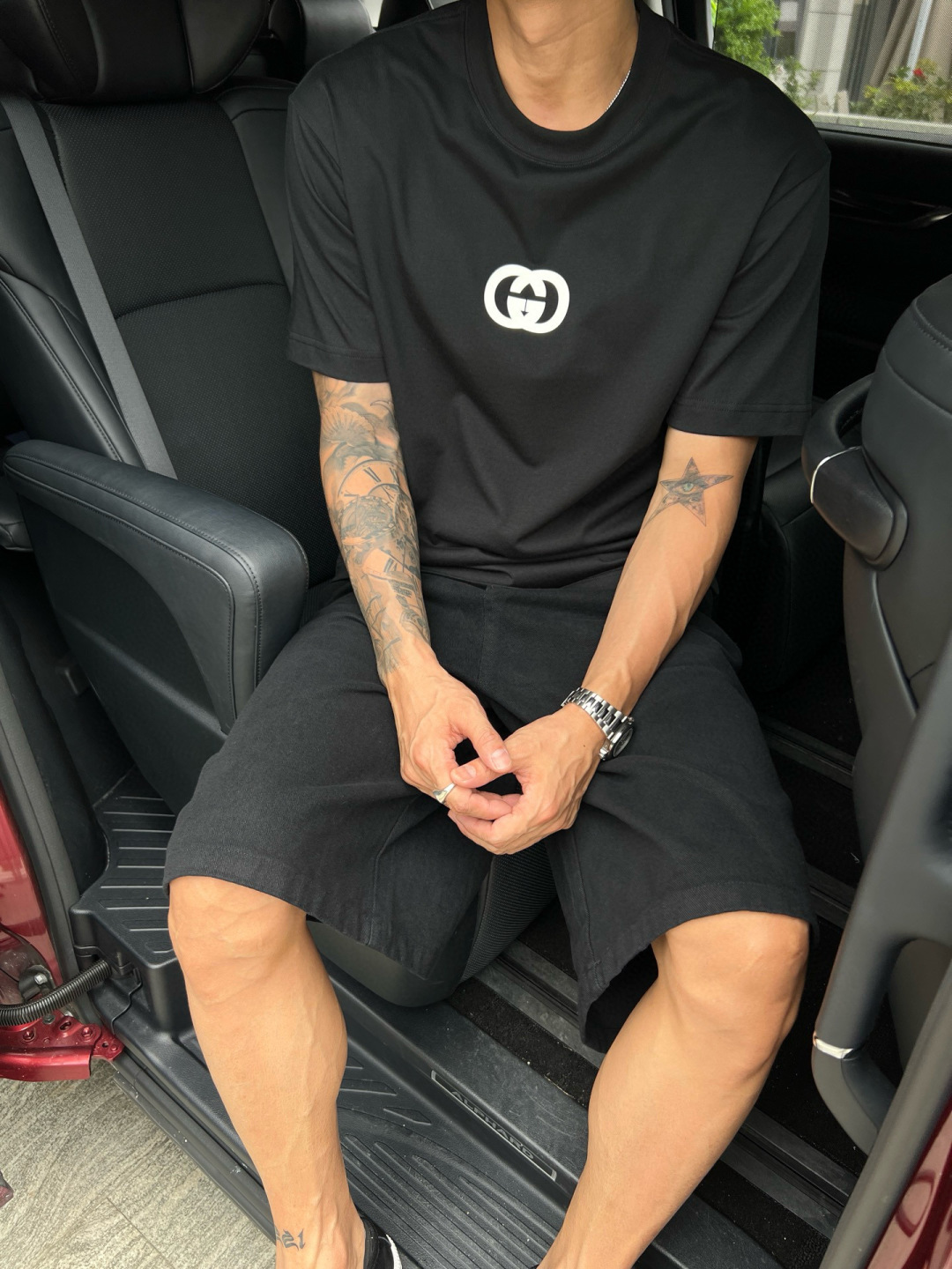 
GUCCI这次的夏季T恤真的绝！胸前印胶logo超显眼，质感满满👍。纯棉材质亲肤透气，夏天穿超舒服🌞。