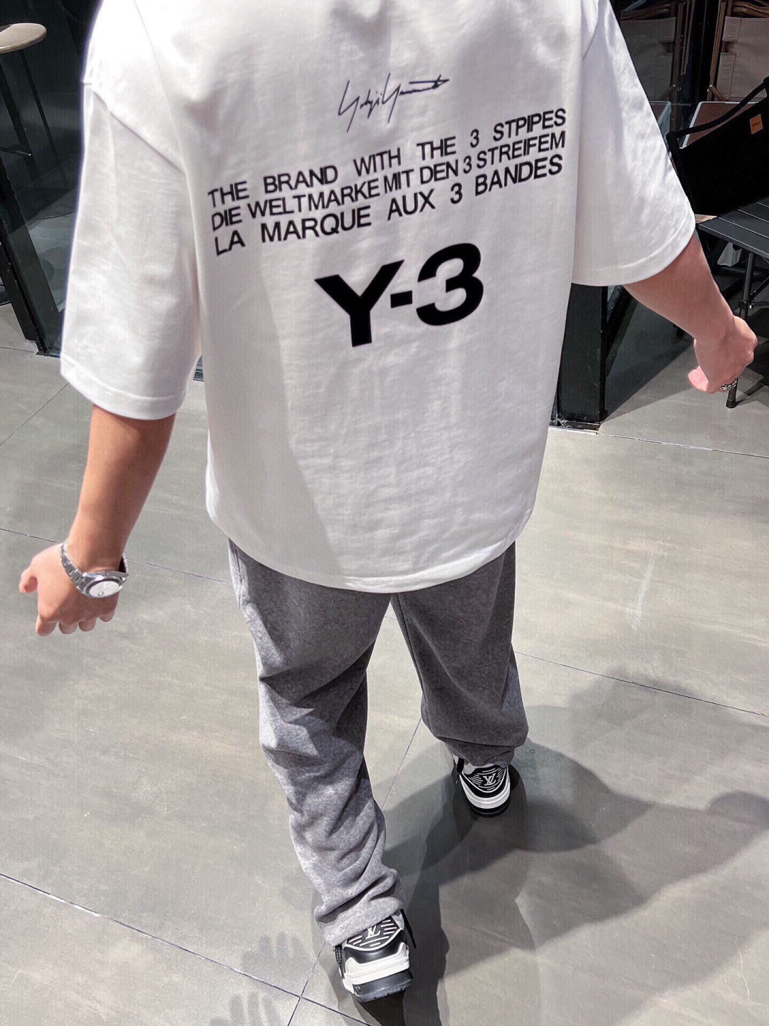 
新款🌟Y-3，采用进口棉材质制作而成，柔软的面料触感，贴身穿着亲肤舒适，经典植绒压胶Y-3字母图案设计