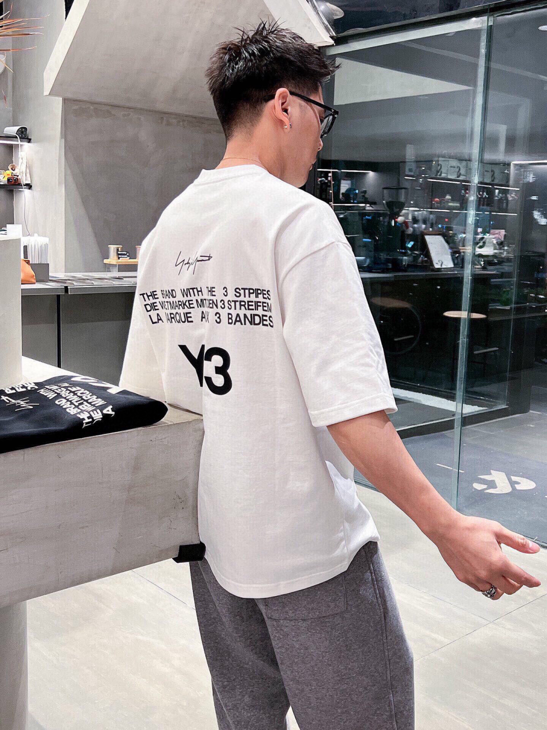 
新款🌟Y-3，采用进口棉材质制作而成，柔软的面料触感，贴身穿着亲肤舒适，经典植绒压胶Y-3字母图案设计