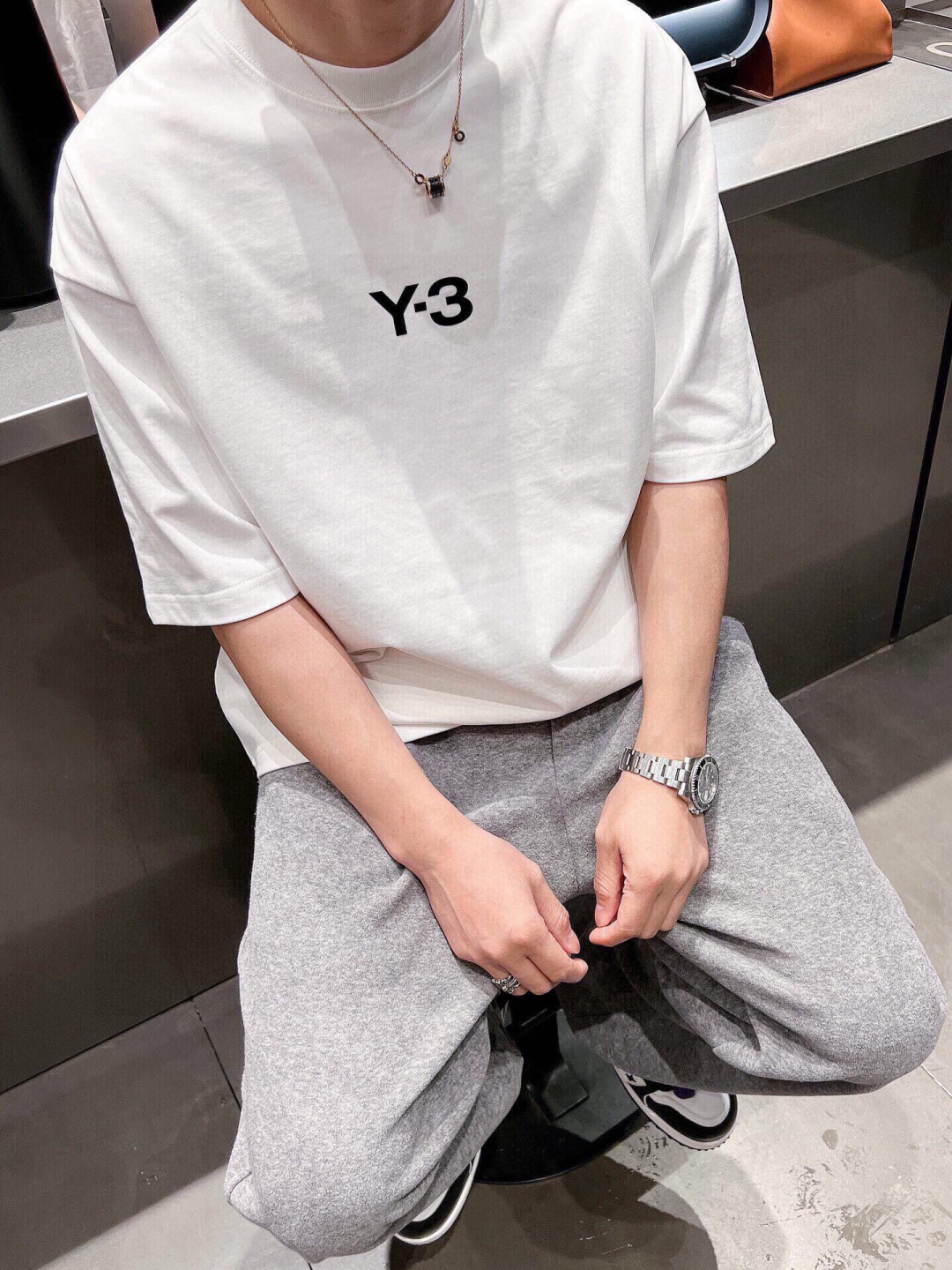 
新款🌟Y-3，采用进口棉材质制作而成，柔软的面料触感，贴身穿着亲肤舒适，经典植绒压胶Y-3字母图案设计