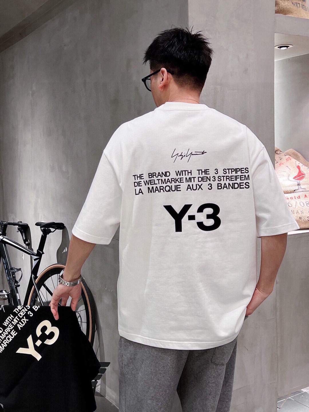 
新款🌟Y-3，采用进口棉材质制作而成，柔软的面料触感，贴身穿着亲肤舒适，经典植绒压胶Y-3字母图案设计