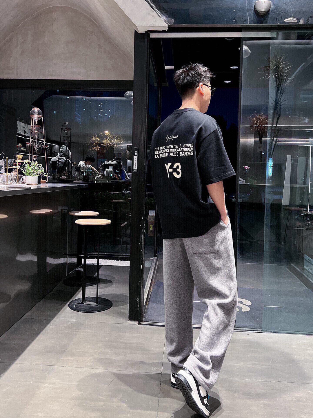 
新款🌟Y-3，采用进口棉材质制作而成，柔软的面料触感，贴身穿着亲肤舒适，经典植绒压胶Y-3字母图案设计