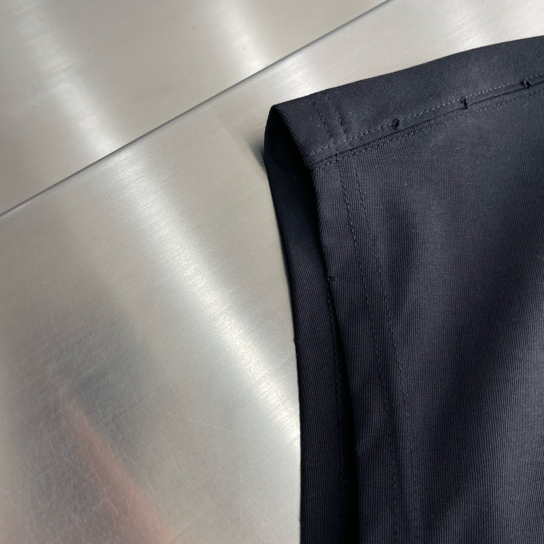 
Y-3 Yamamoto山本耀司宽松植绒破洞无袖背心，高端版本，采用重磅双纱精梳棉材质，柔软的面料触感