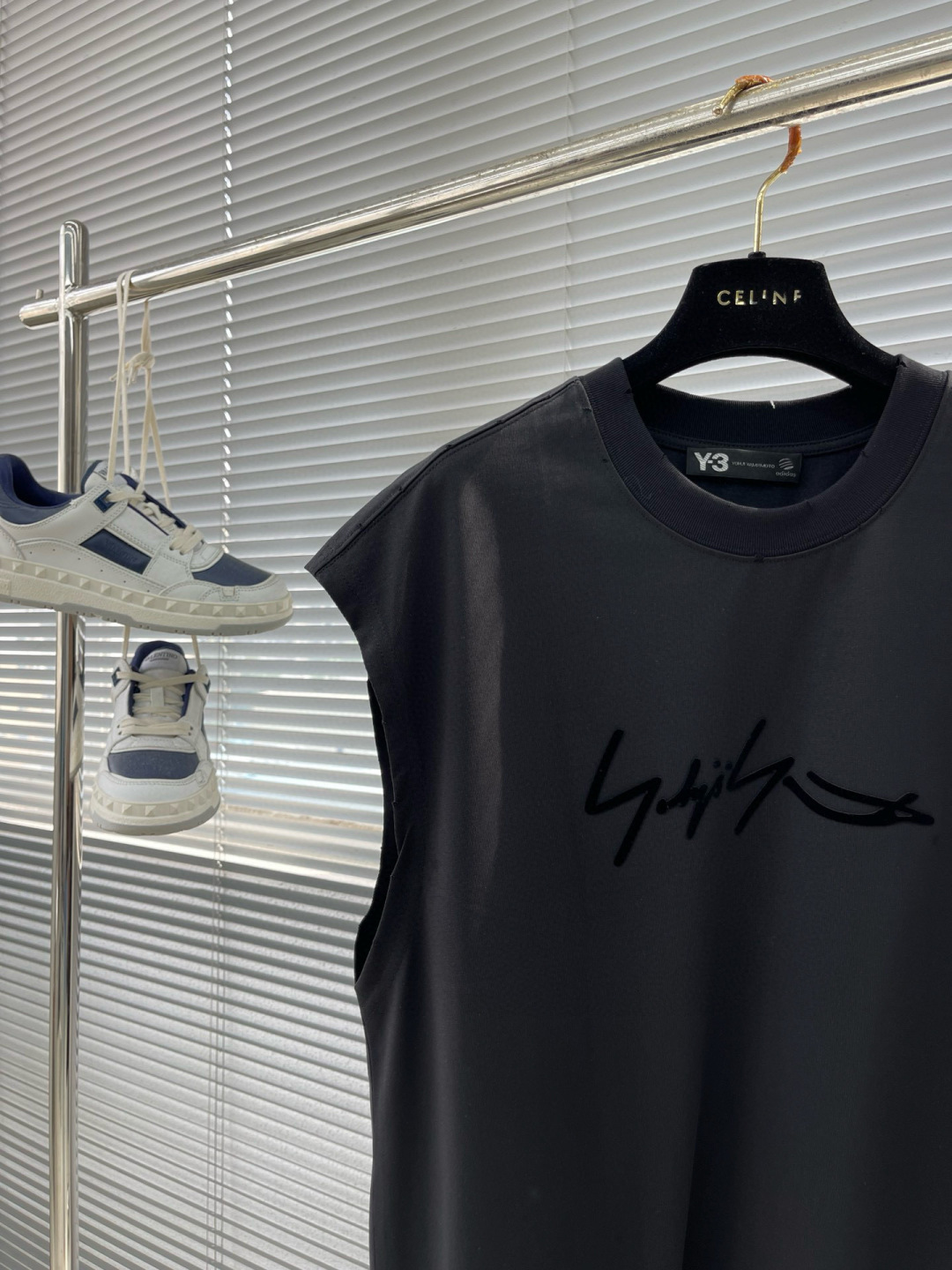 
Y-3 Yamamoto山本耀司宽松植绒破洞无袖背心，高端版本，采用重磅双纱精梳棉材质，柔软的面料触感