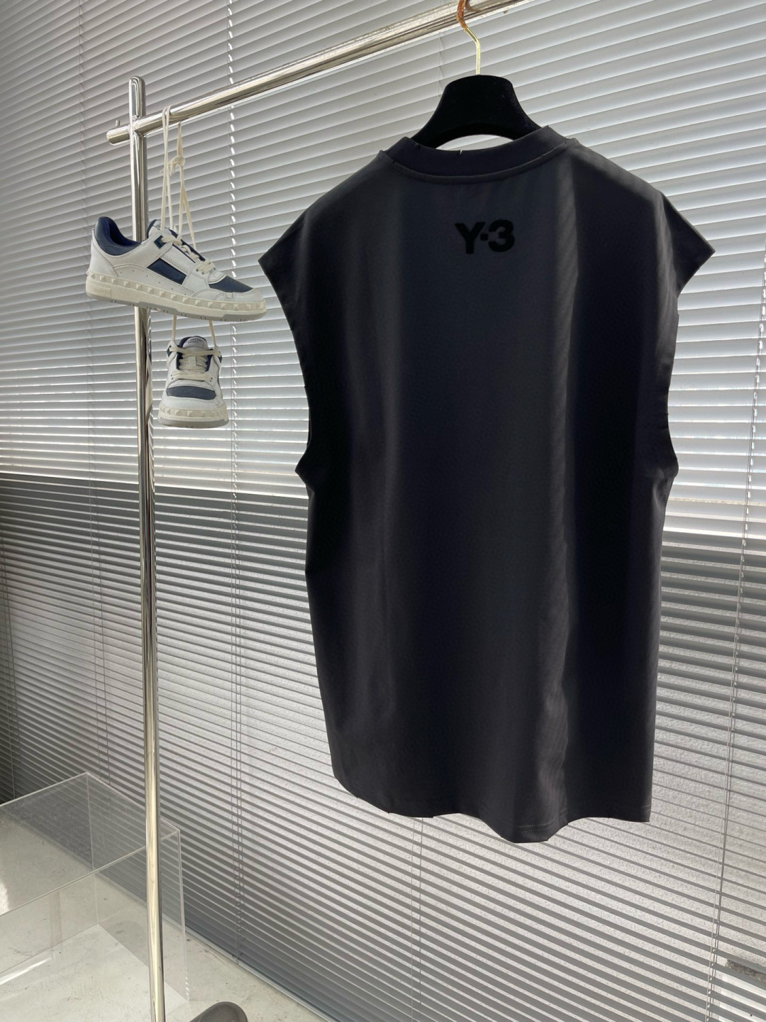 
Y-3 Yamamoto山本耀司宽松植绒破洞无袖背心，高端版本，采用重磅双纱精梳棉材质，柔软的面料触感