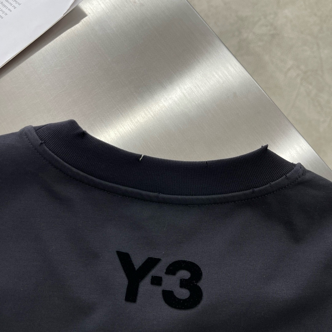 
Y-3 Yamamoto山本耀司宽松植绒破洞无袖背心，高端版本，采用重磅双纱精梳棉材质，柔软的面料触感