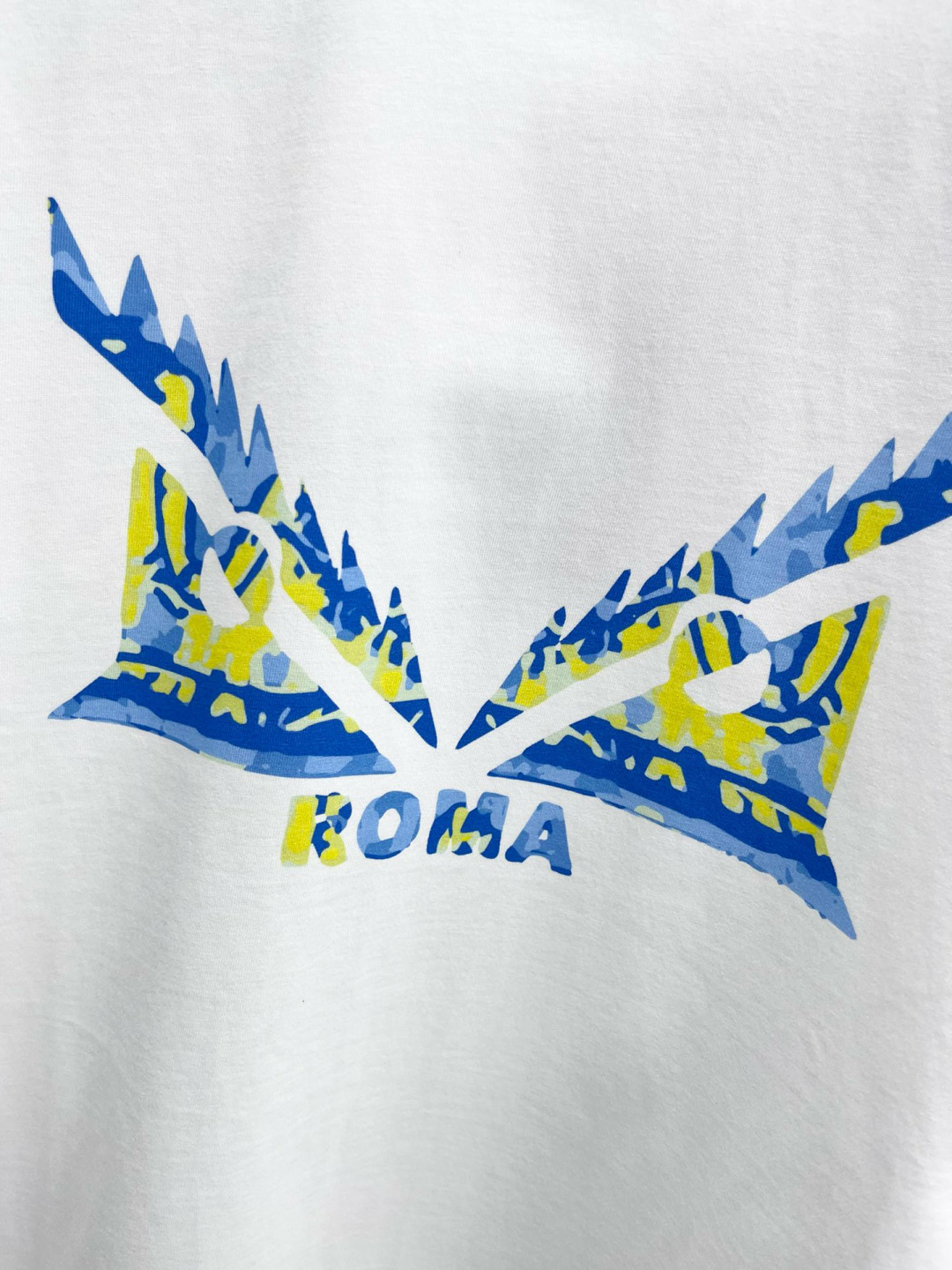 
Fend* 25ss新款短袖，定制280克全棉面料，前幅印花logo，非常简约大气的一款 无论是上身舒