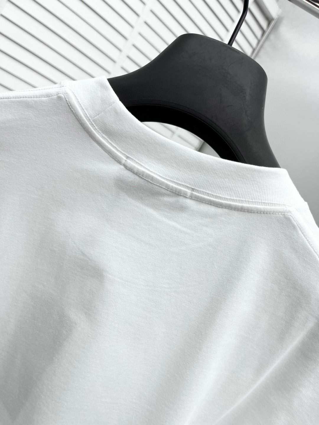 
Fend* 25ss新款短袖，定制280克全棉面料，前幅印花logo，非常简约大气的一款 无论是上身舒