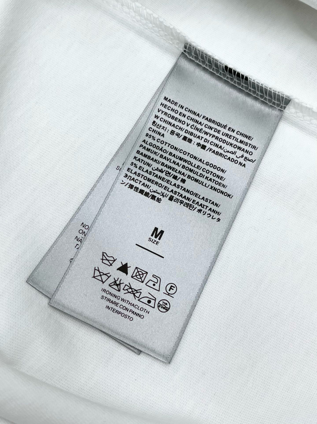 
Fend* 25ss新款短袖，定制280克全棉面料，前幅印花logo，非常简约大气的一款 无论是上身舒