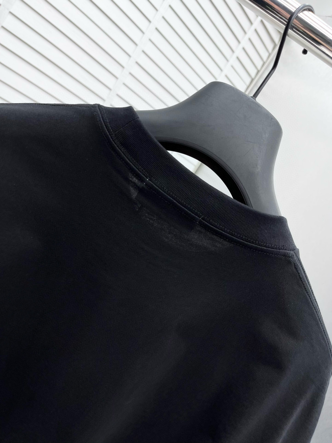 
Fend* 25ss新款短袖，定制280克全棉面料，前幅印花logo，非常简约大气的一款 无论是上身舒