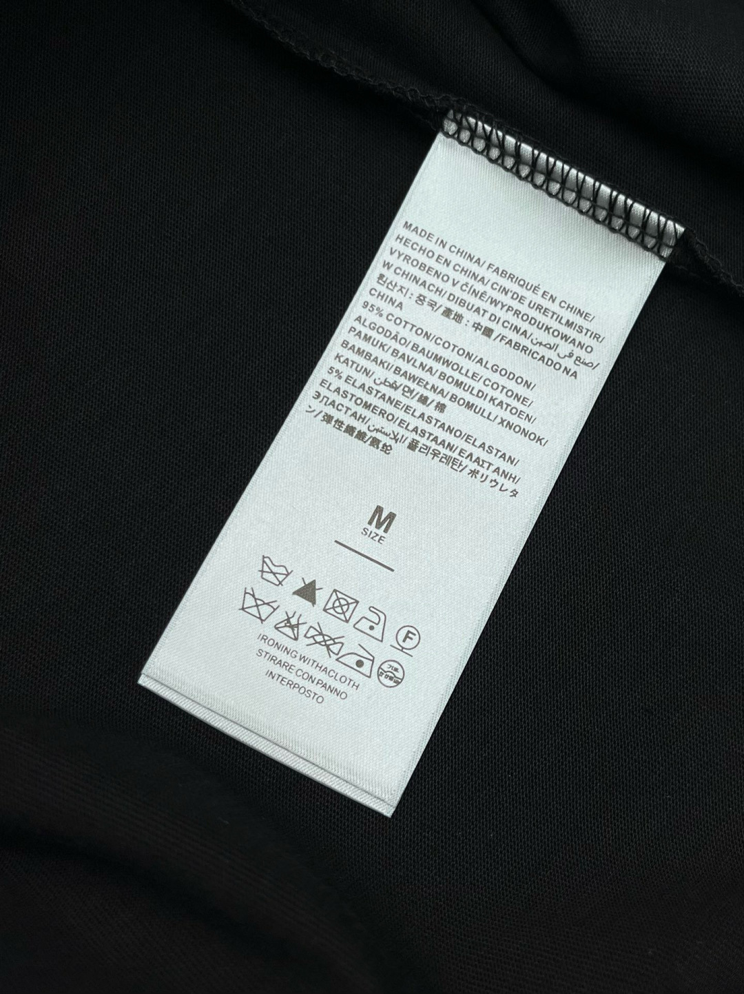 
Fend* 25ss新款短袖，定制280克全棉面料，前幅印花logo，非常简约大气的一款 无论是上身舒