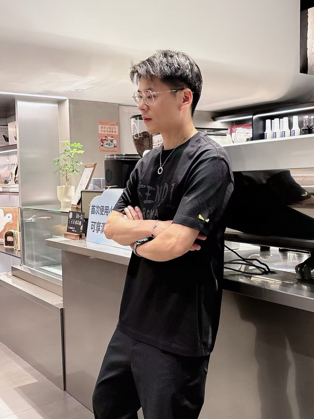  
（FF）短袖系列
季度：2025春夏
颜色：黑色 白色 
尺码   m-5xL
版型：微阔版型
克重