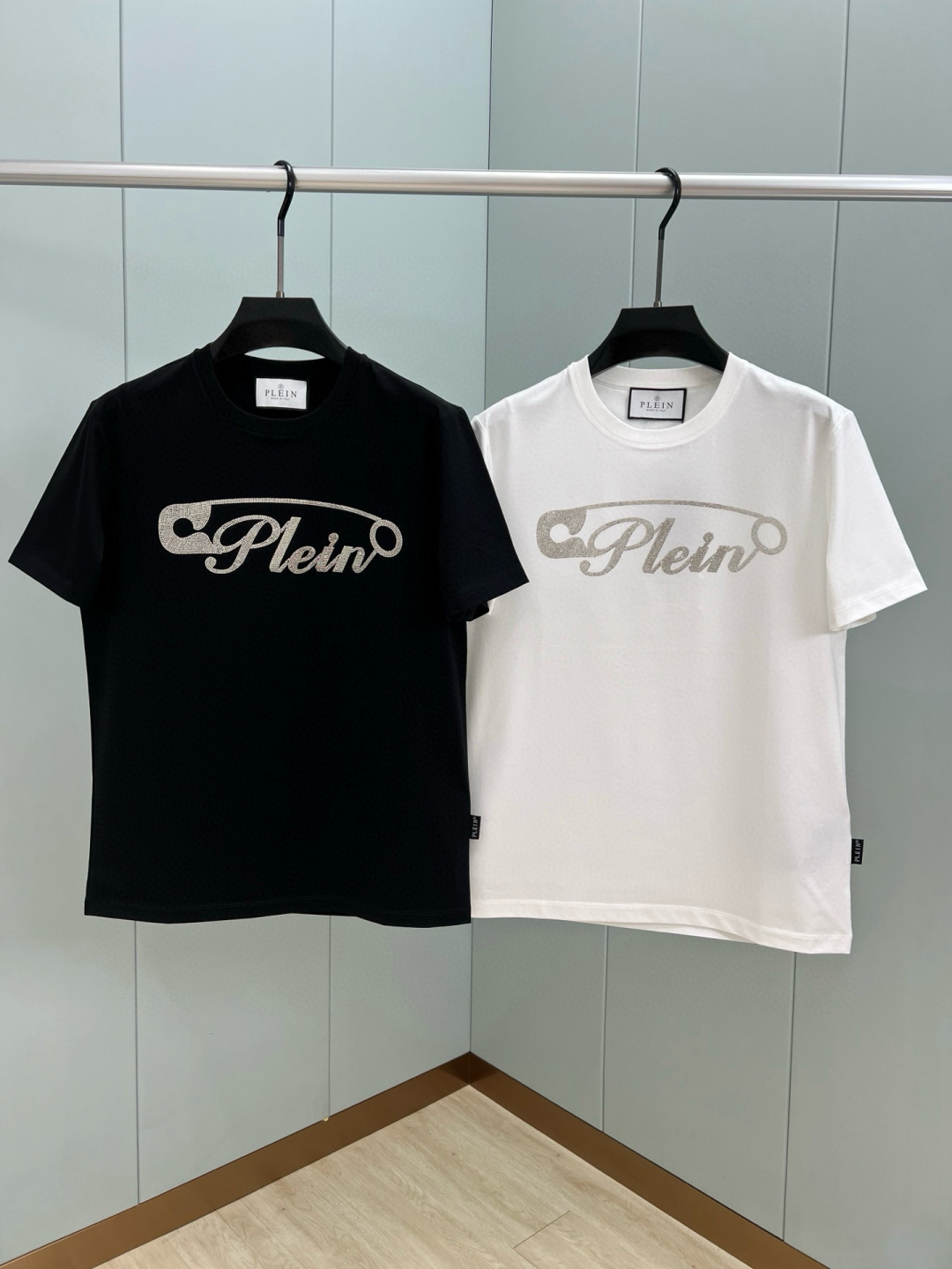 
PHILIPP PLEIN 25春夏新品别针🧷Plein字母满饰水晶设计短袖T恤，定制80支双股丝光棉