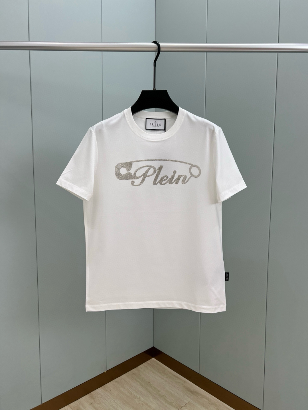 
PHILIPP PLEIN 25春夏新品别针🧷Plein字母满饰水晶设计短袖T恤，定制80支双股丝光棉
