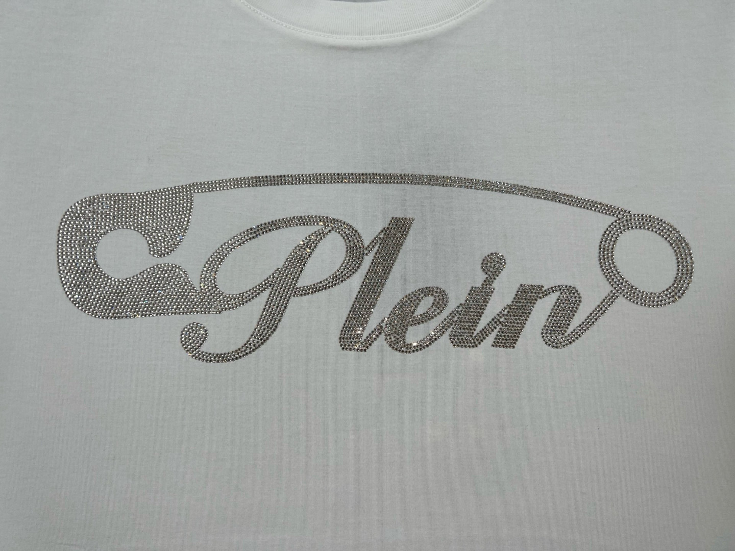 
PHILIPP PLEIN 25春夏新品别针🧷Plein字母满饰水晶设计短袖T恤，定制80支双股丝光棉