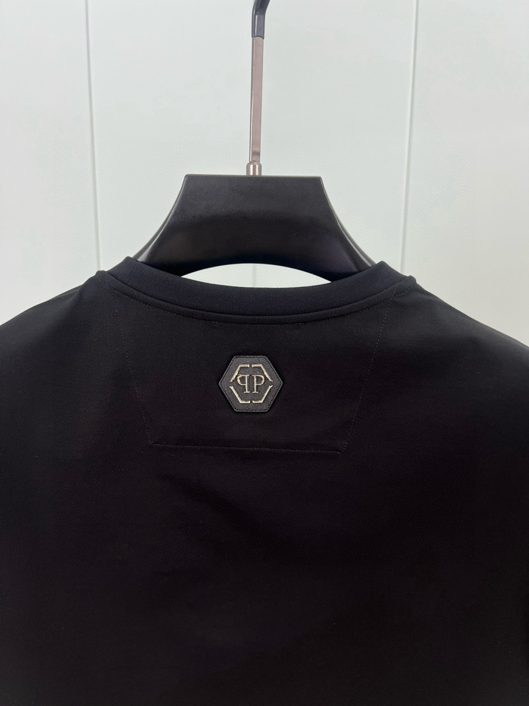 
PHILIPP PLEIN 25春夏新品别针🧷Plein字母满饰水晶设计短袖T恤，定制80支双股丝光棉