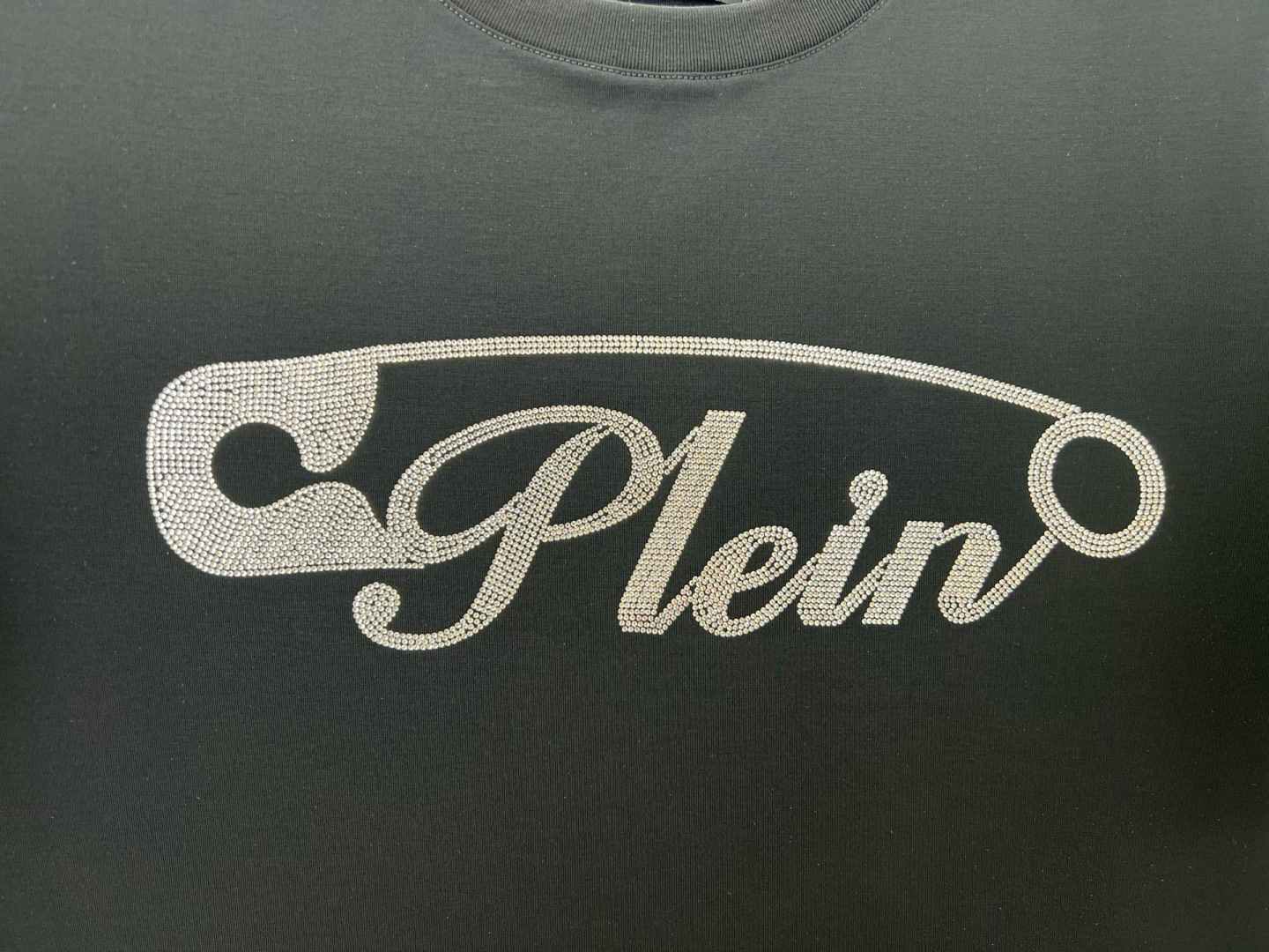 
PHILIPP PLEIN 25春夏新品别针🧷Plein字母满饰水晶设计短袖T恤，定制80支双股丝光棉