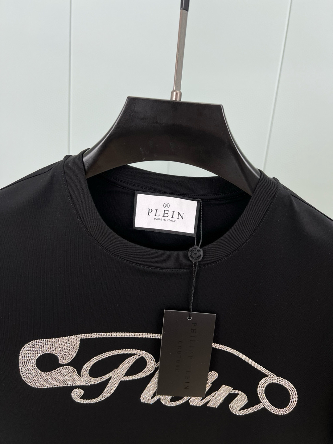 
PHILIPP PLEIN 25春夏新品别针🧷Plein字母满饰水晶设计短袖T恤，定制80支双股丝光棉