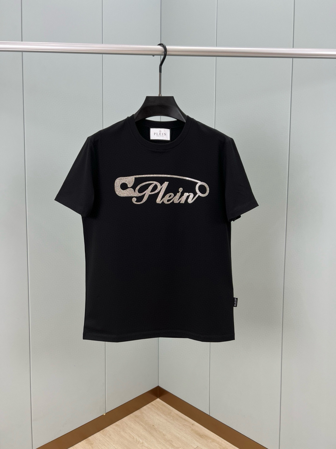 
PHILIPP PLEIN 25春夏新品别针🧷Plein字母满饰水晶设计短袖T恤，定制80支双股丝光棉