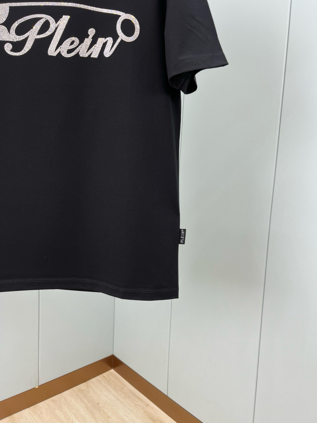
PHILIPP PLEIN 25春夏新品别针🧷Plein字母满饰水晶设计短袖T恤，定制80支双股丝光棉
