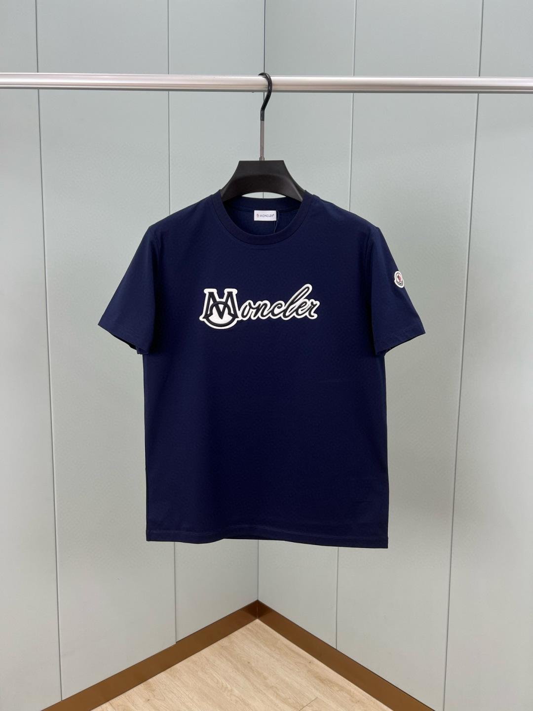 
Moncler 25春夏新品立体浮雕刺绣工艺连笔字母标识短袖T恤，胸前点缀焕新工艺标识设计，采用定制8