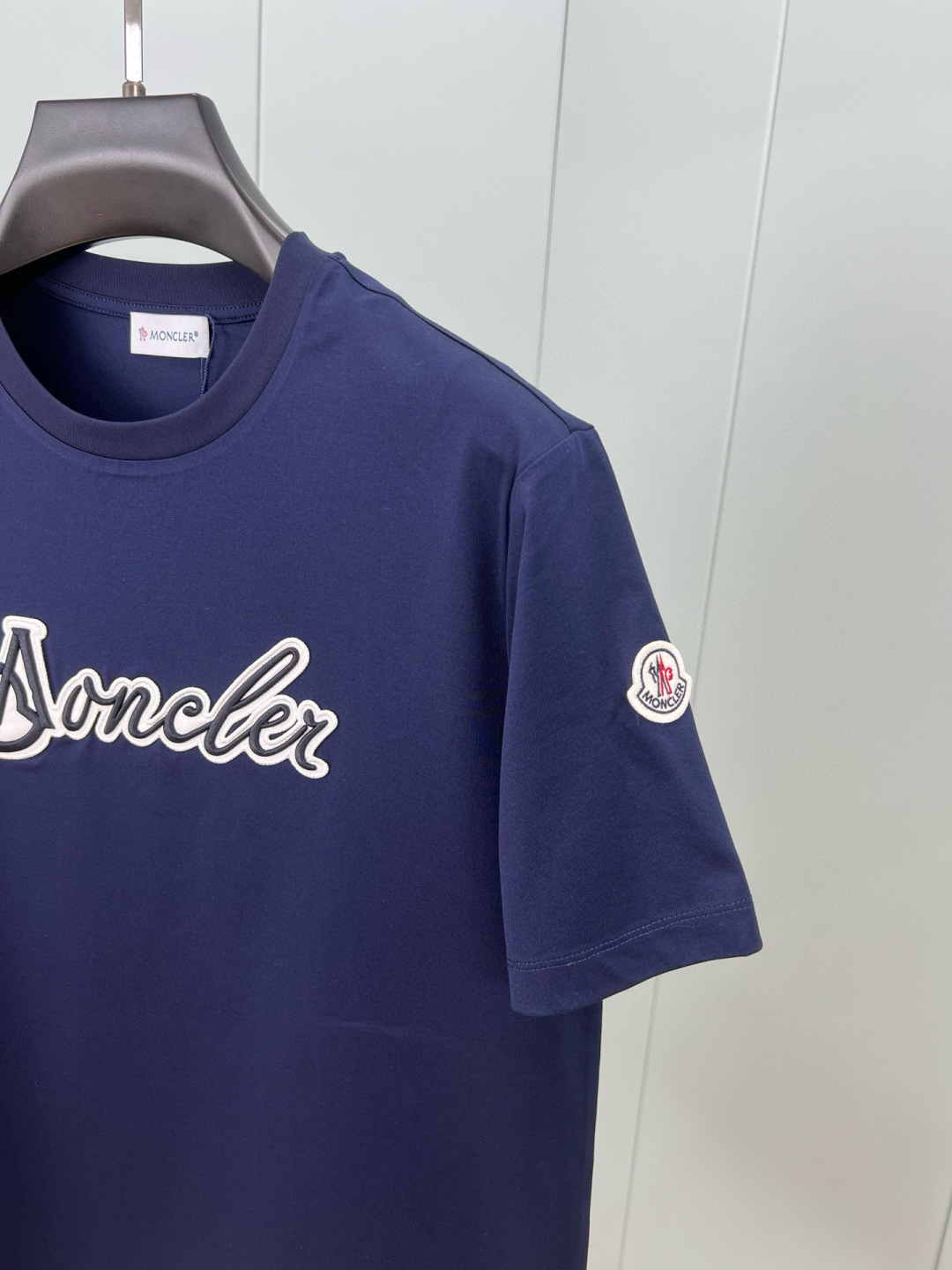 
Moncler 25春夏新品立体浮雕刺绣工艺连笔字母标识短袖T恤，胸前点缀焕新工艺标识设计，采用定制8