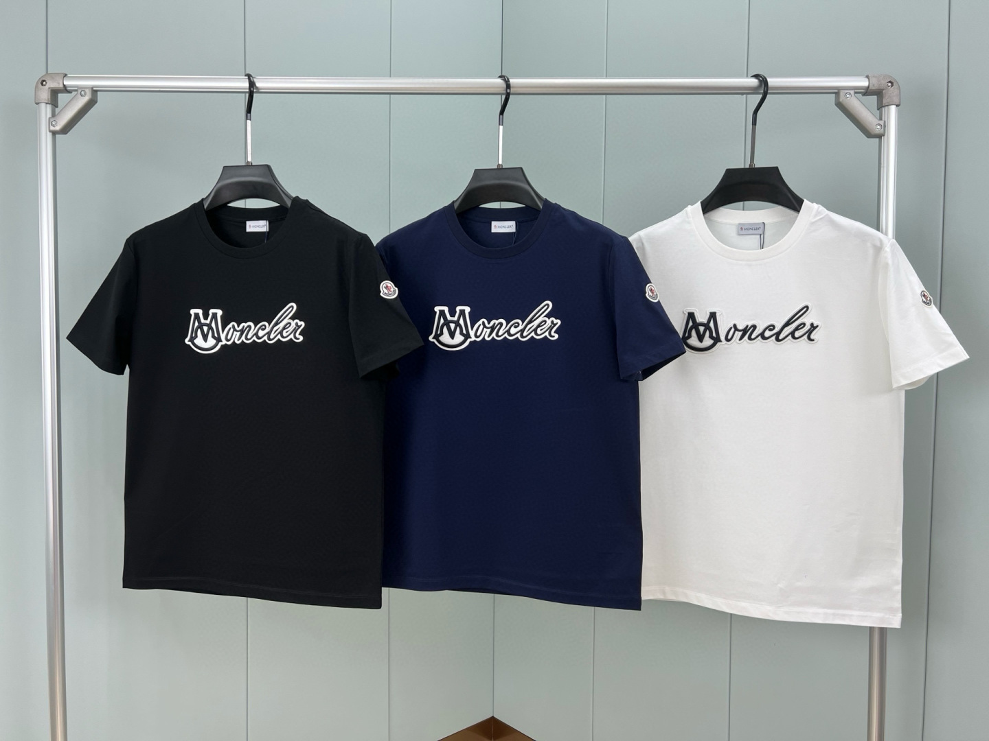 
Moncler 25春夏新品立体浮雕刺绣工艺连笔字母标识短袖T恤，胸前点缀焕新工艺标识设计，采用定制8