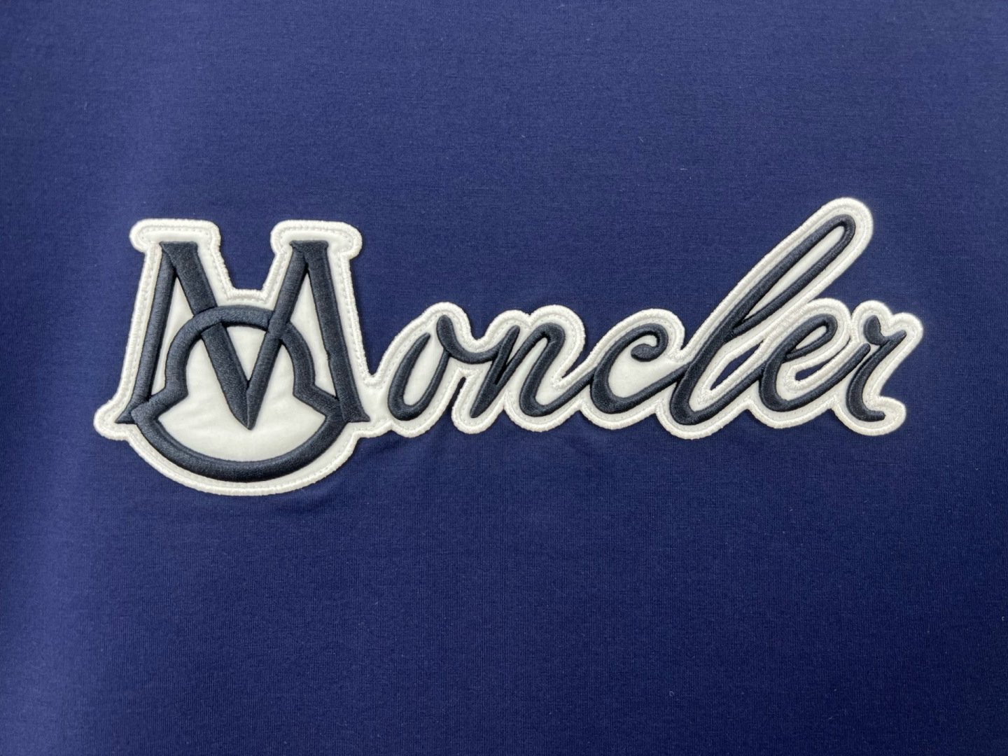 
Moncler 25春夏新品立体浮雕刺绣工艺连笔字母标识短袖T恤，胸前点缀焕新工艺标识设计，采用定制8