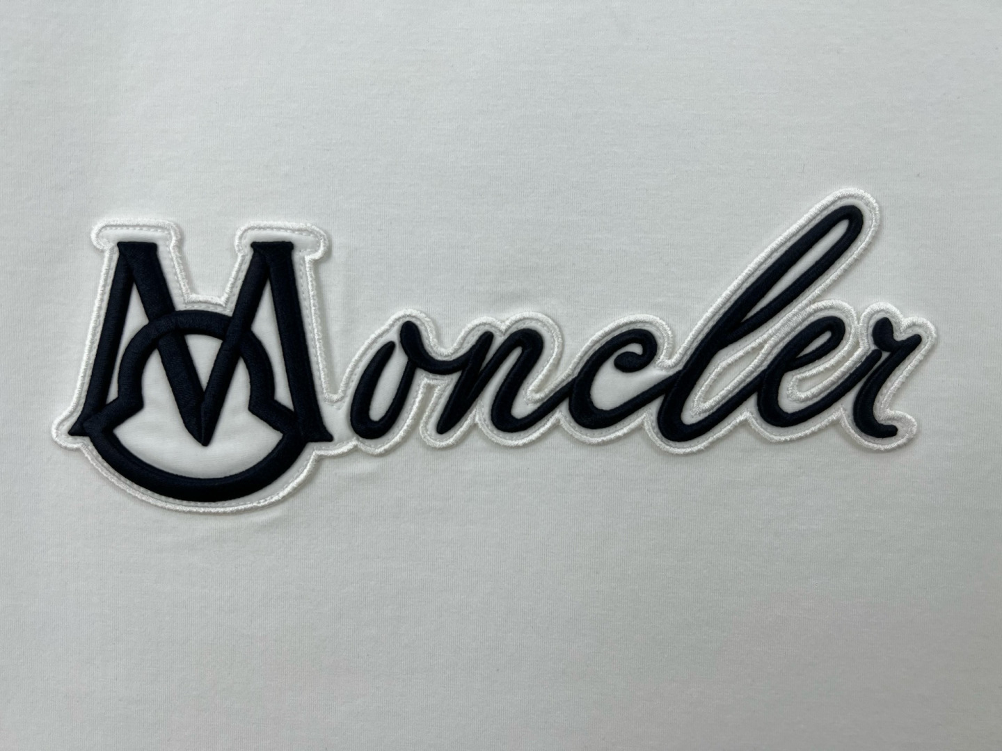 
Moncler 25春夏新品立体浮雕刺绣工艺连笔字母标识短袖T恤，胸前点缀焕新工艺标识设计，采用定制8