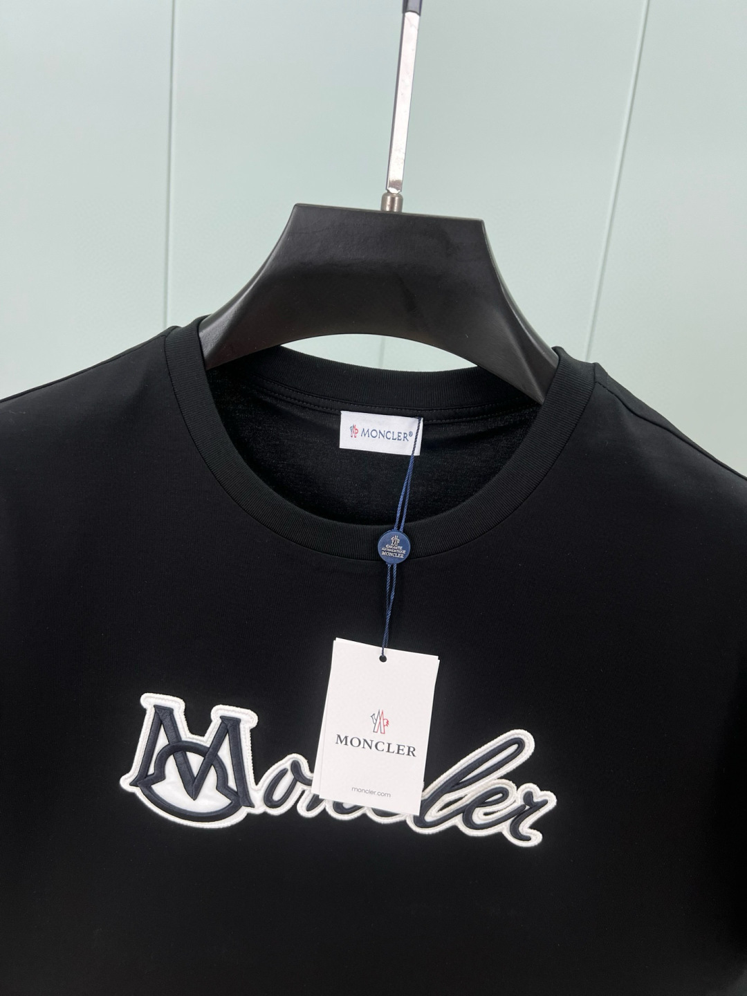 
Moncler 25春夏新品立体浮雕刺绣工艺连笔字母标识短袖T恤，胸前点缀焕新工艺标识设计，采用定制8