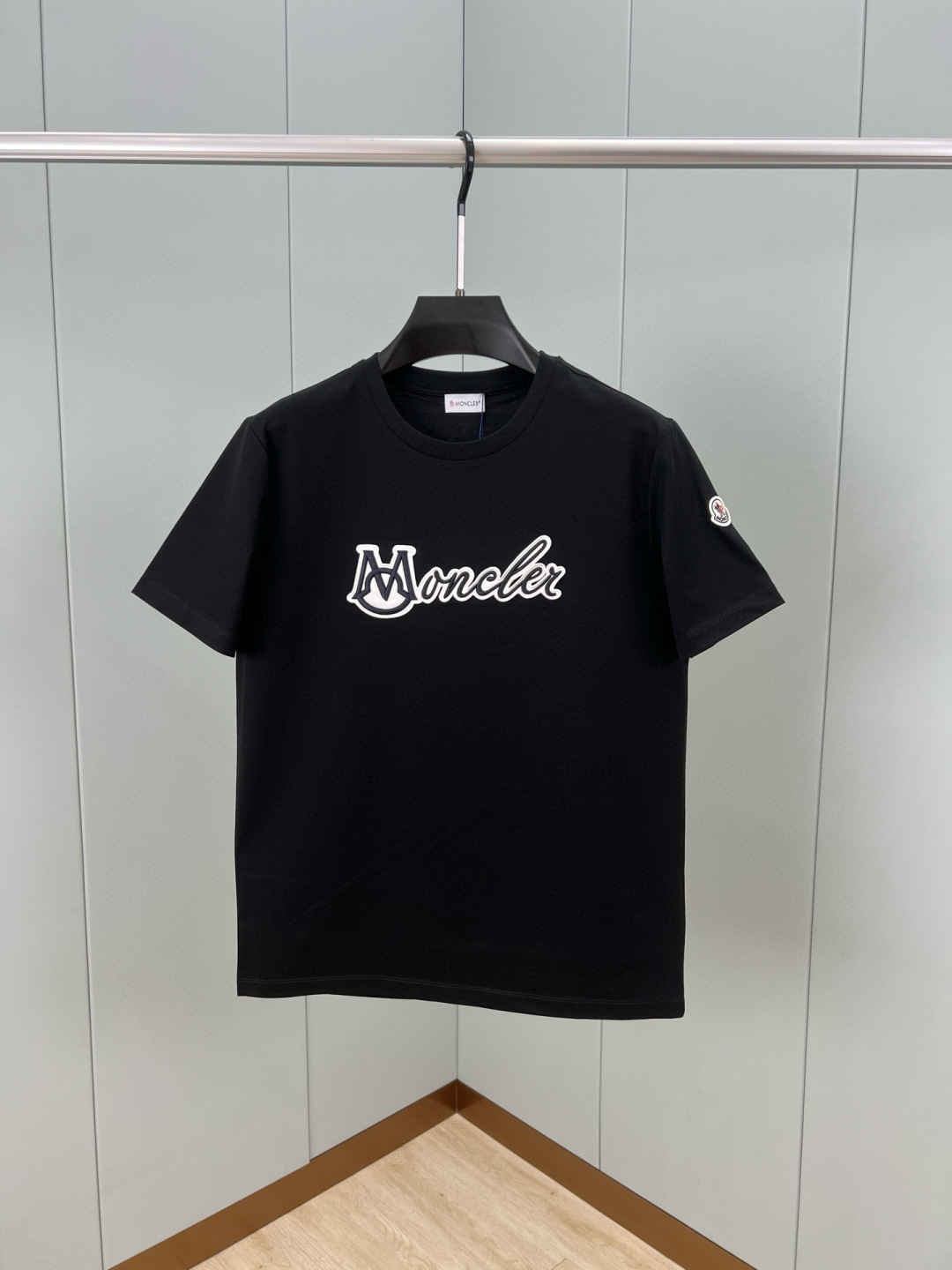 
Moncler 25春夏新品立体浮雕刺绣工艺连笔字母标识短袖T恤，胸前点缀焕新工艺标识设计，采用定制8